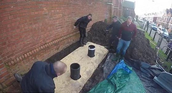 مدمن مخدرات سابق يدفن نفسه حيا ليساعد المدمنين! صورة رقم 9