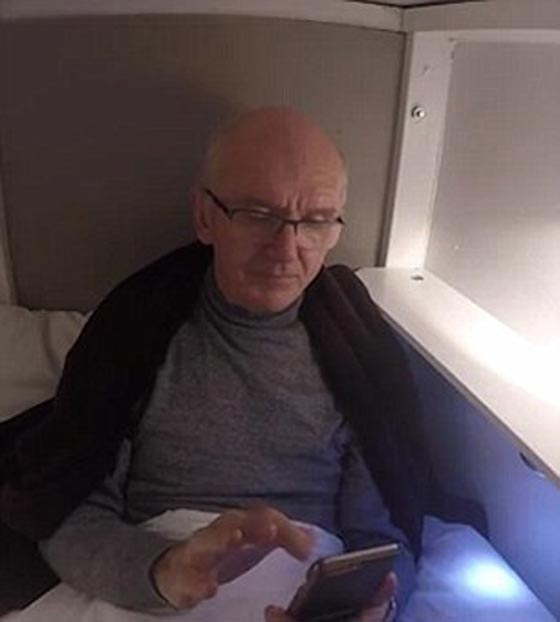 مدمن مخدرات سابق يدفن نفسه حيا ليساعد المدمنين! صورة رقم 11