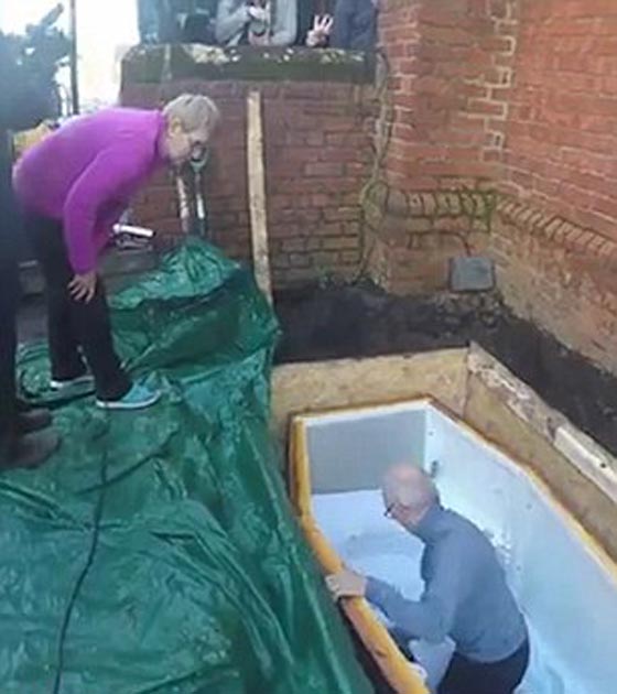 مدمن مخدرات سابق يدفن نفسه حيا ليساعد المدمنين! صورة رقم 3