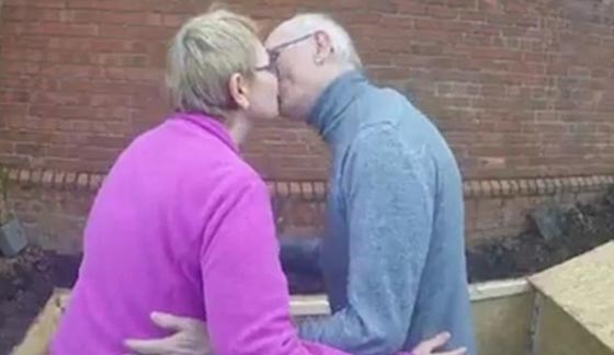 مدمن مخدرات سابق يدفن نفسه حيا ليساعد المدمنين! صورة رقم 5