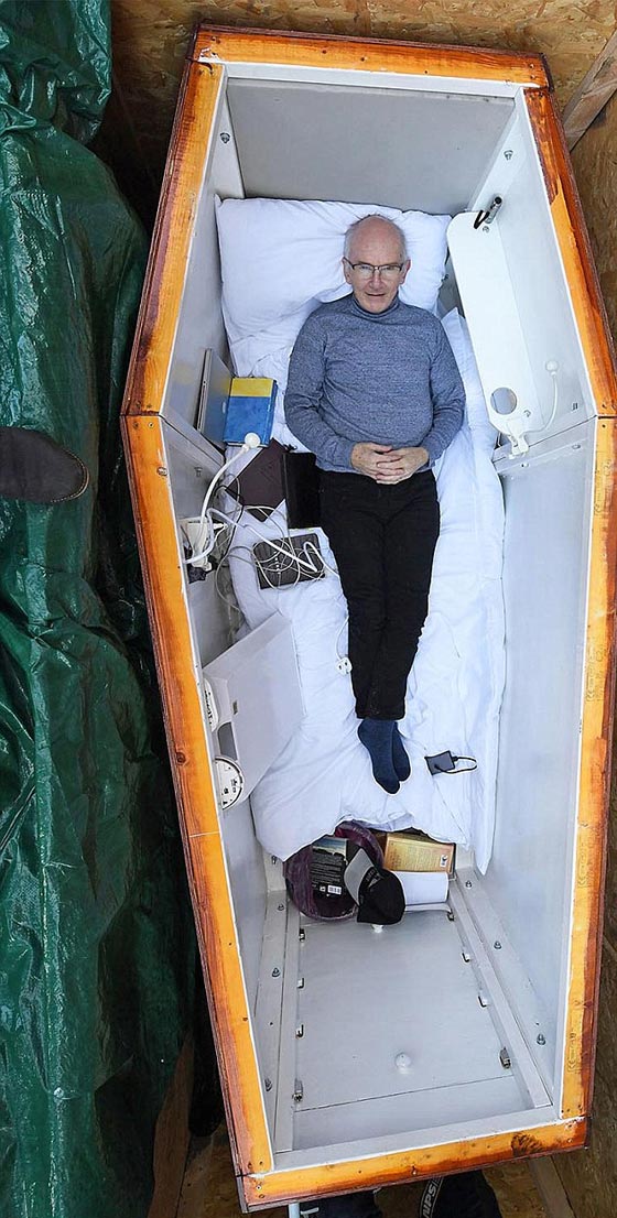 مدمن مخدرات سابق يدفن نفسه حيا ليساعد المدمنين! صورة رقم 1