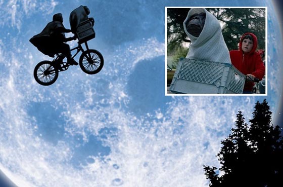 فيديو مذهل: راكب دراجة في الطريق السريع (يطير) فوق رؤوس السائقين المصدومين! صورة رقم 1