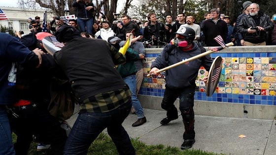  صدامات واشتباكات في كاليفورنيا بين مؤيدي ومعارضي ترامب  صورة رقم 1