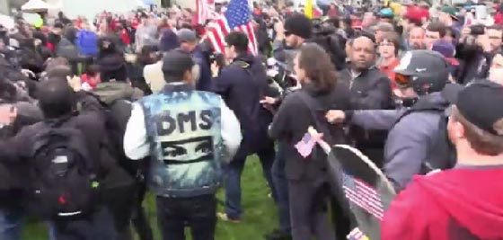  صدامات واشتباكات في كاليفورنيا بين مؤيدي ومعارضي ترامب  صورة رقم 3