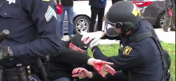  صدامات واشتباكات في كاليفورنيا بين مؤيدي ومعارضي ترامب  صورة رقم 4