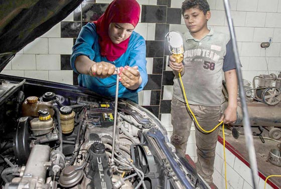  مهن غير تقليدية للنساء: مكوجية، سباكة، جزّارة وميكانيكية سيارات! صورة رقم 1