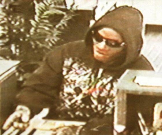 رجل ابيض استخدم اقنعة بوجه اسود لتنفيذ 6 جرائم سطو.. صور صورة رقم 3