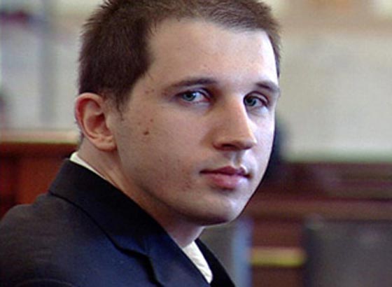 رجل ابيض استخدم اقنعة بوجه اسود لتنفيذ 6 جرائم سطو.. صور صورة رقم 4