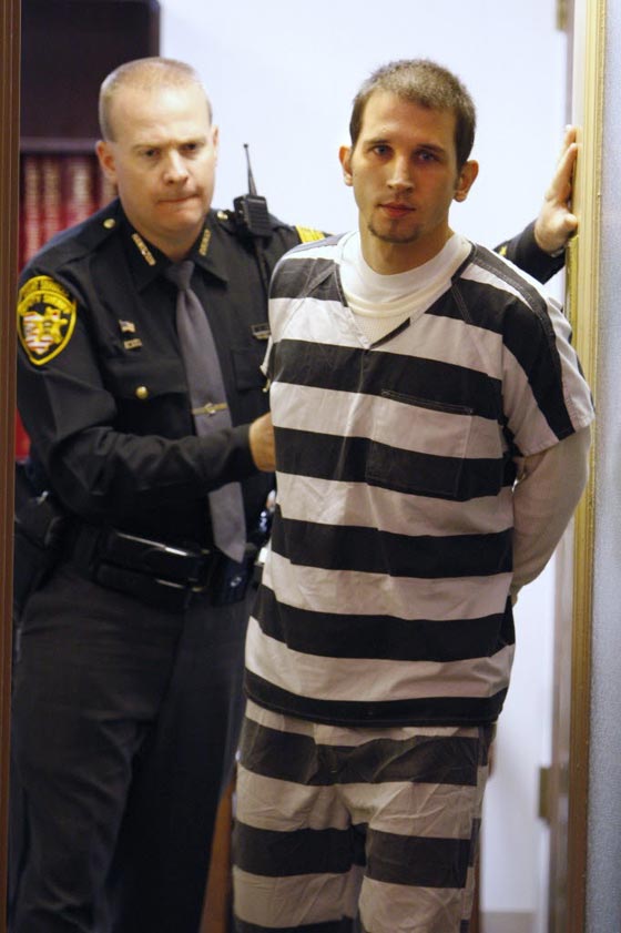 رجل ابيض استخدم اقنعة بوجه اسود لتنفيذ 6 جرائم سطو.. صور صورة رقم 1