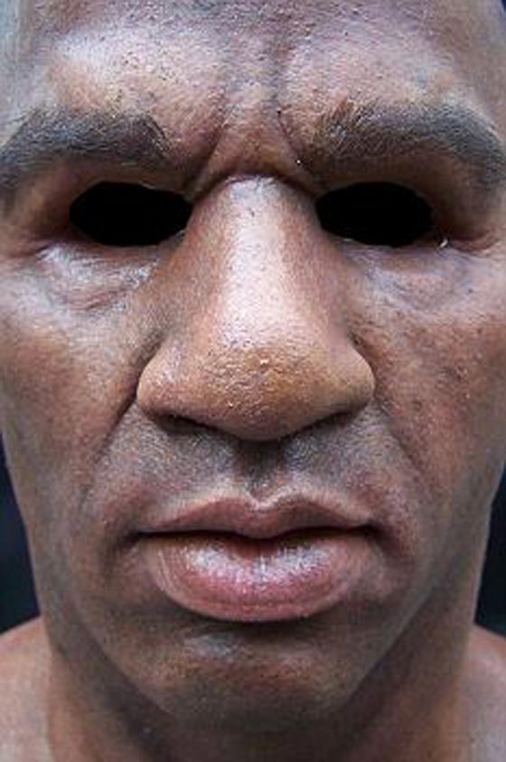 رجل ابيض استخدم اقنعة بوجه اسود لتنفيذ 6 جرائم سطو.. صور صورة رقم 5