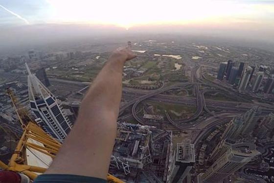 بعد السيلفي القاتل لفتاة روسية.. شاهد مجنون آخر يخاطر بحياته في دبي صورة رقم 3