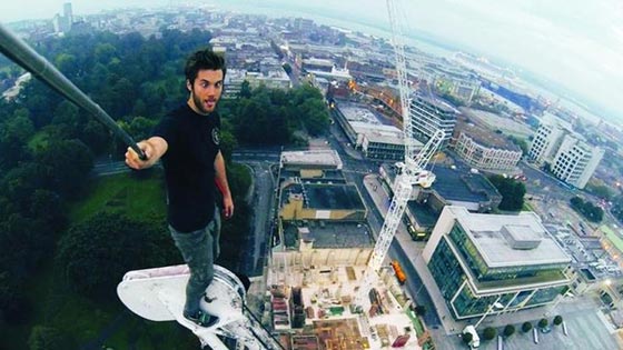 بعد السيلفي القاتل لفتاة روسية.. شاهد مجنون آخر يخاطر بحياته في دبي صورة رقم 8