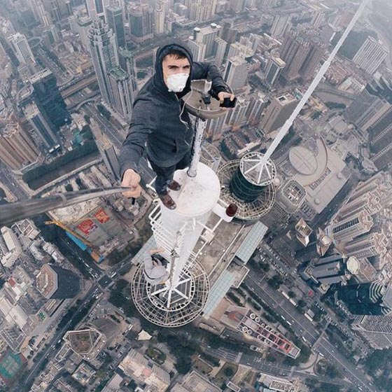 بعد السيلفي القاتل لفتاة روسية.. شاهد مجنون آخر يخاطر بحياته في دبي صورة رقم 5