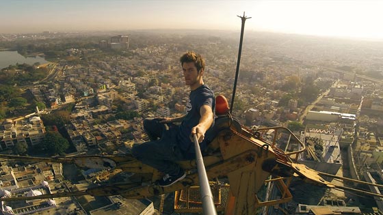 بعد السيلفي القاتل لفتاة روسية.. شاهد مجنون آخر يخاطر بحياته في دبي صورة رقم 6