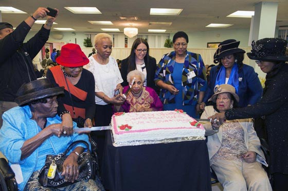 صور ثلاث معمرات يحتفلن معا بتجاوزهن سن الـ100 صورة رقم 5