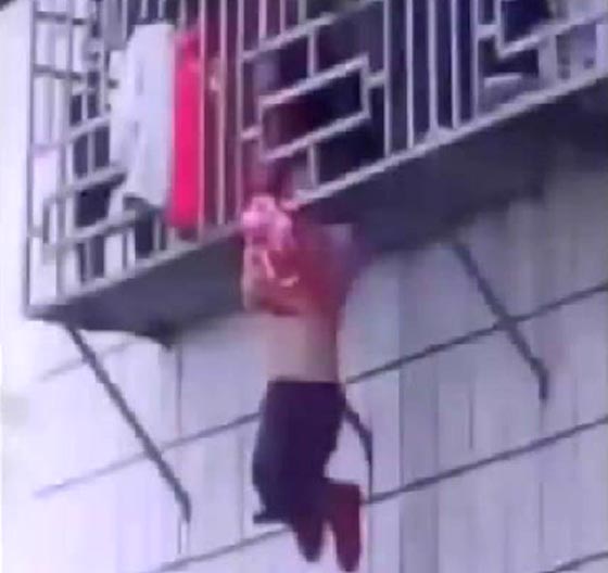 فيديو للحظة انقاذ فتاة علق رأسها في السياج الحديدي لشرفة المنزل صورة رقم 1