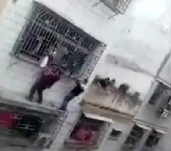 فيديو للحظة انقاذ فتاة علق رأسها في السياج الحديدي لشرفة المنزل صورة رقم 2
