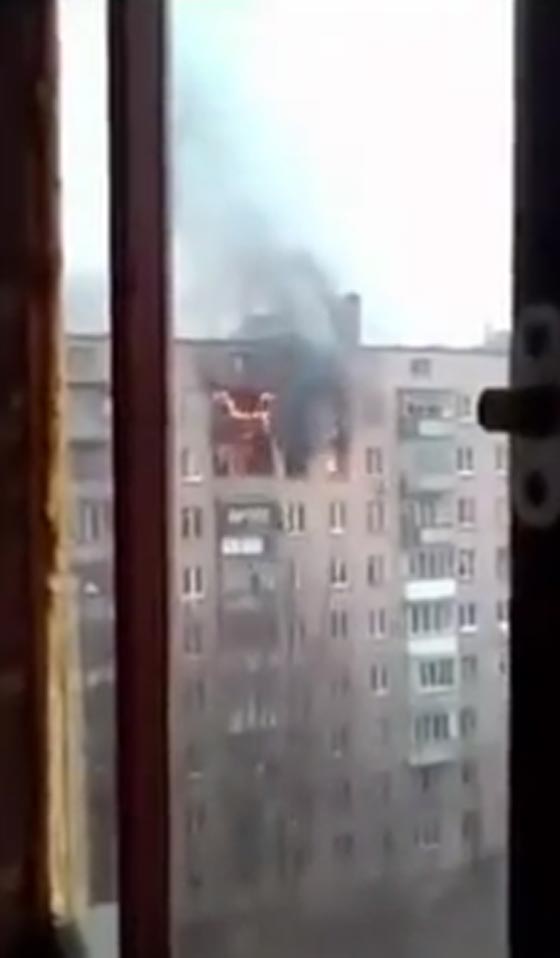 امرأة تحاول الهرب من حريق بمنزلها فتسقط من الطابق الثامن.. فيديو صورة رقم 2