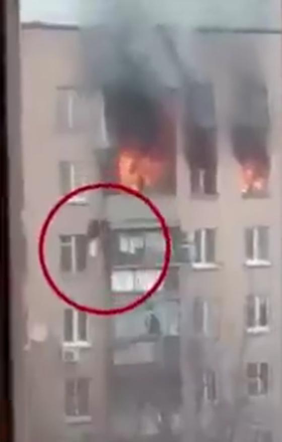 امرأة تحاول الهرب من حريق بمنزلها فتسقط من الطابق الثامن.. فيديو صورة رقم 1