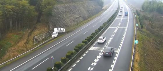 فيديو حادث سير مروع سببه سائق استخدم هاتفه اثناء القيادة  صورة رقم 1