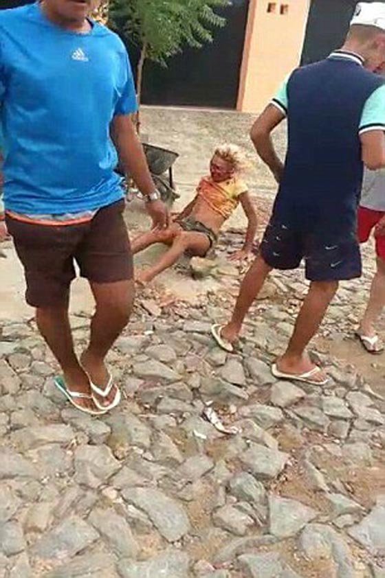 فيديو مروع: بلطجية يضربون متحولة من رجل الى امرأة حتى الموت! صورة رقم 1