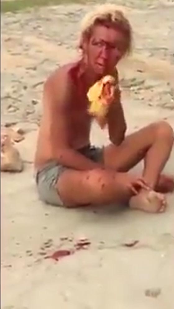 فيديو مروع: بلطجية يضربون متحولة من رجل الى امرأة حتى الموت! صورة رقم 2