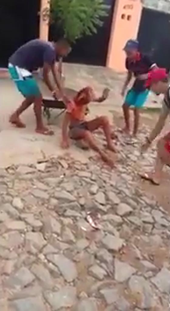 فيديو مروع: بلطجية يضربون متحولة من رجل الى امرأة حتى الموت! صورة رقم 3