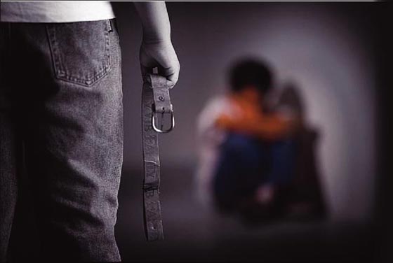 أم بلا قلب.. شاركت عشيقها في تعذيب طفلها حتى الموت من أجل شهواتها  صورة رقم 1