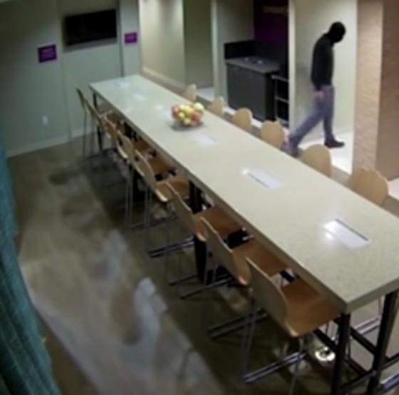 فيديو مروع لمحاولة اغتصاب موظفة في فندق  صورة رقم 2