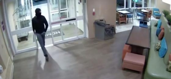 فيديو مروع لمحاولة اغتصاب موظفة في فندق  صورة رقم 3