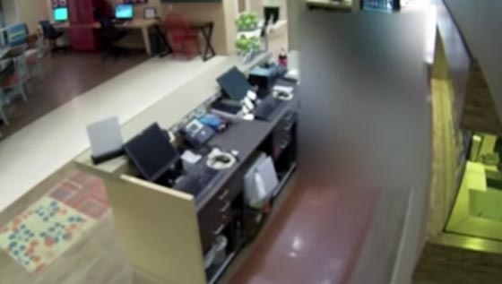 فيديو مروع لمحاولة اغتصاب موظفة في فندق  صورة رقم 4