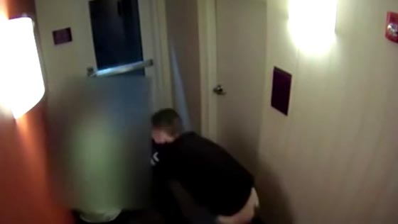 فيديو مروع لمحاولة اغتصاب موظفة في فندق  صورة رقم 5