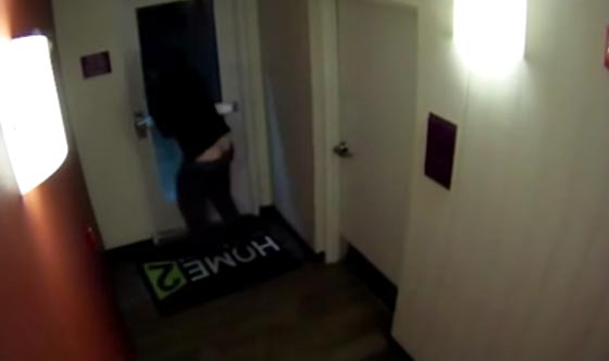 فيديو مروع لمحاولة اغتصاب موظفة في فندق  صورة رقم 6