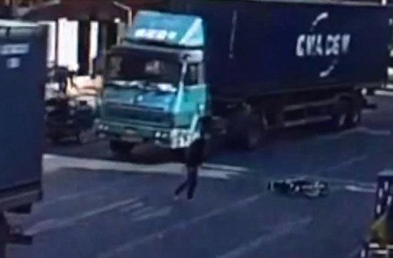 فيديو وصور: سائق دراجة نارية متهور ينجو من الموت سحقا بعجلات شاحنة صورة رقم 3