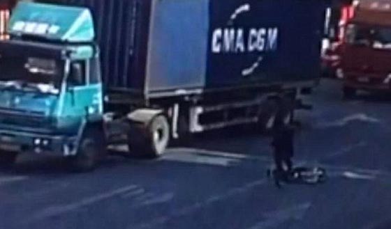 فيديو وصور: سائق دراجة نارية متهور ينجو من الموت سحقا بعجلات شاحنة صورة رقم 5