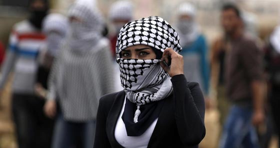 صور فتيات ونساء فلسطينيات مقاومات يواجهن جنود اسرائيل صورة رقم 1