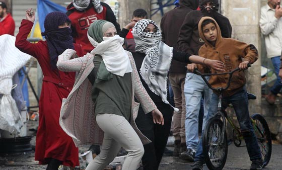 صور فتيات ونساء فلسطينيات مقاومات يواجهن جنود اسرائيل صورة رقم 10