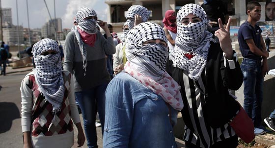 صور فتيات ونساء فلسطينيات مقاومات يواجهن جنود اسرائيل صورة رقم 11