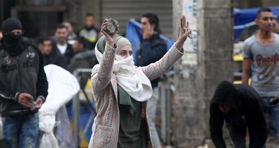 صور فتيات ونساء فلسطينيات مقاومات يواجهن جنود اسرائيل صورة رقم 12
