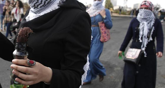صور فتيات ونساء فلسطينيات مقاومات يواجهن جنود اسرائيل صورة رقم 3