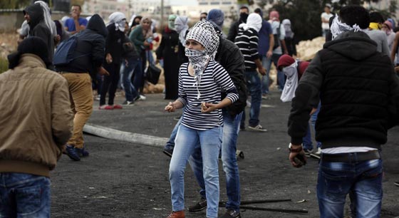 صور فتيات ونساء فلسطينيات مقاومات يواجهن جنود اسرائيل صورة رقم 5