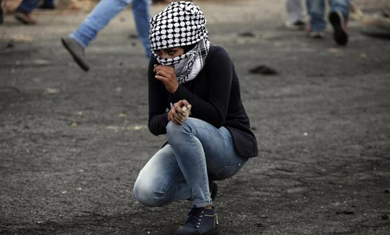 صور فتيات ونساء فلسطينيات مقاومات يواجهن جنود اسرائيل صورة رقم 7