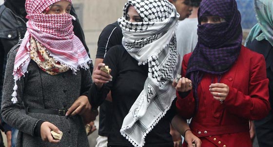 صور فتيات ونساء فلسطينيات مقاومات يواجهن جنود اسرائيل صورة رقم 8