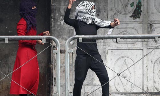 صور فتيات ونساء فلسطينيات مقاومات يواجهن جنود اسرائيل صورة رقم 9