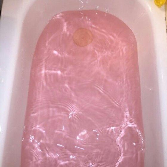 مياه وردية اللون تصدم سكان بلدة في كندا.. ورئيس البلدية يعتذر صورة رقم 2