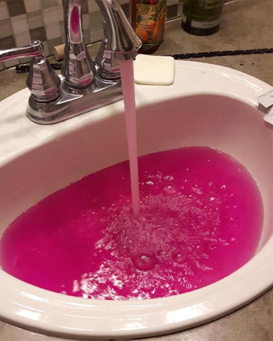 مياه وردية اللون تصدم سكان بلدة في كندا.. ورئيس البلدية يعتذر صورة رقم 3