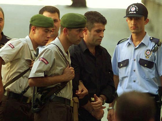 مسلح تركي قتل طفلا بالرصاص قبل 14 عاما، يموت بنفس الطريقة يوم زفافه! صورة رقم 4