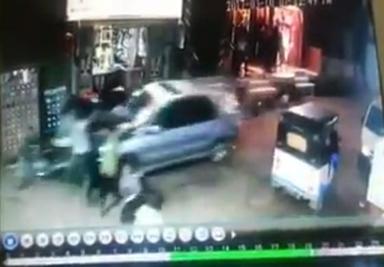  فيديو مروّع.. سيارة تدهس الناس في شارع ضيق شرق القاهرة صورة رقم 1