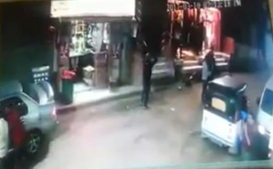  فيديو مروّع.. سيارة تدهس الناس في شارع ضيق شرق القاهرة صورة رقم 2