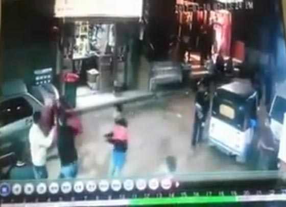  فيديو مروّع.. سيارة تدهس الناس في شارع ضيق شرق القاهرة صورة رقم 3